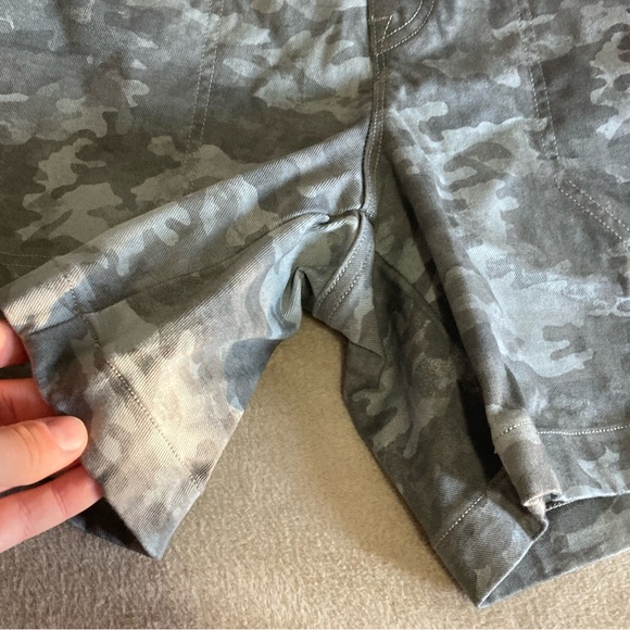 NWT SPANX stone wash Camo stretch Twill Short size Medium - Picture 4 of 6
